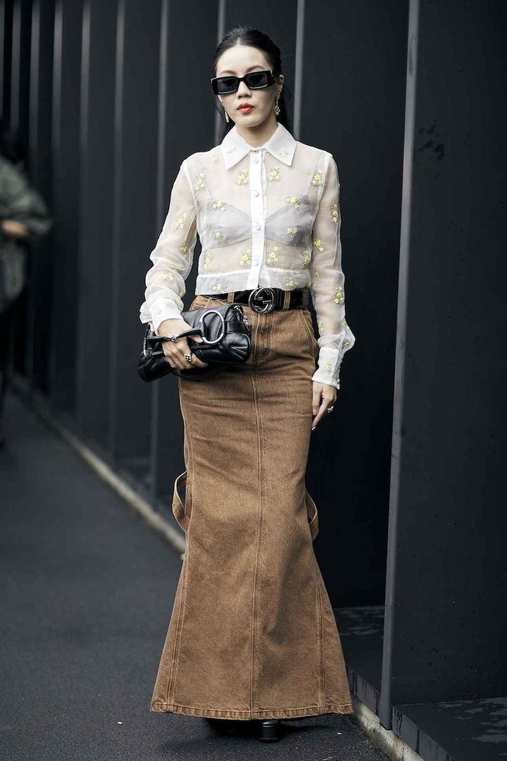 画像: ロマンティックなトップスをモードに誘導