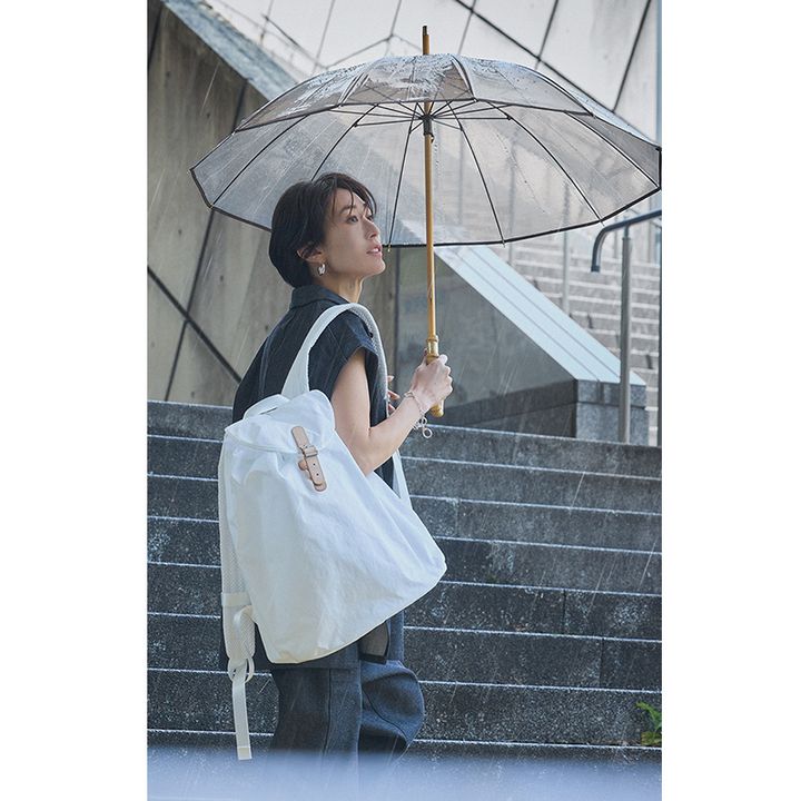 清潔感も華やかさも託せる白を効かせた雨の日コーデ