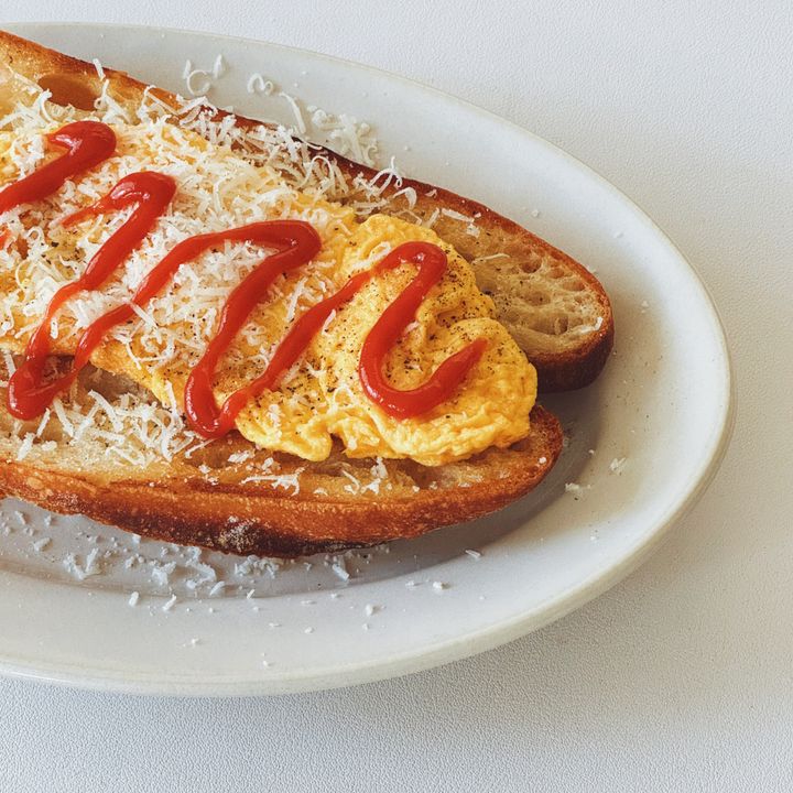 フライパン一つでOK！オムレツのっけタルティーヌの簡単レシピ【パン好きなsumire.のバゲットサンドのレシピ vol.42〜レシピで旅するヨーロッパ〜】