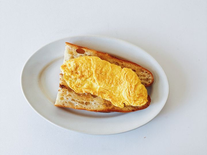 フライパン一つでOK！オムレツのっけタルティーヌの簡単レシピ【パン好きなsumire.のバゲットサンドのレシピ vol.42〜レシピで旅するヨーロッパ〜】