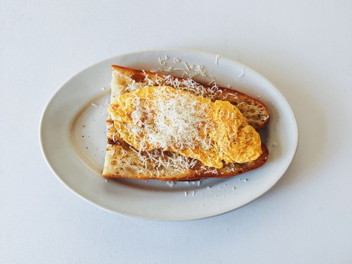 フライパン一つでOK！オムレツのっけタルティーヌの簡単レシピ【パン好きなsumire.のバゲットサンドのレシピ vol.42〜レシピで旅するヨーロッパ〜】