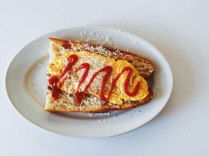 フライパン一つでOK！オムレツのっけタルティーヌの簡単レシピ【パン好きなsumire.のバゲットサンドのレシピ vol.42〜レシピで旅するヨーロッパ〜】