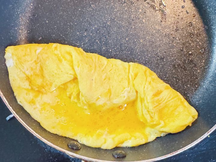 フライパン一つでOK！オムレツのっけタルティーヌの簡単レシピ【パン好きなsumire.のバゲットサンドのレシピ vol.42〜レシピで旅するヨーロッパ〜】