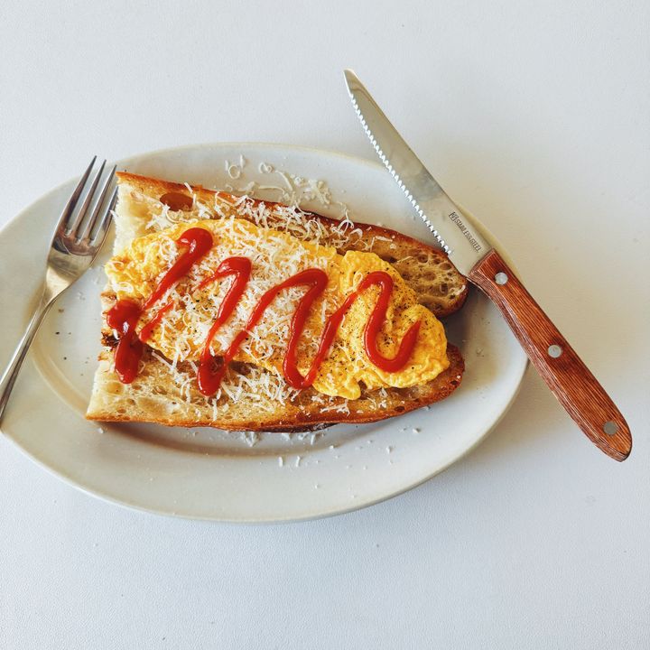 フライパン一つでOK！オムレツのっけタルティーヌの簡単レシピ【パン好きなsumire.のバゲットサンドのレシピ vol.42〜レシピで旅するヨーロッパ〜】