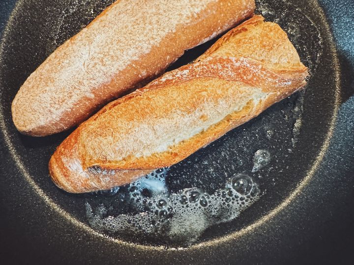 フライパン一つでOK！オムレツのっけタルティーヌの簡単レシピ【パン好きなsumire.のバゲットサンドのレシピ vol.42〜レシピで旅するヨーロッパ〜】