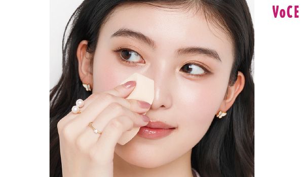 崩れた部分に向かってスポンジをスライド