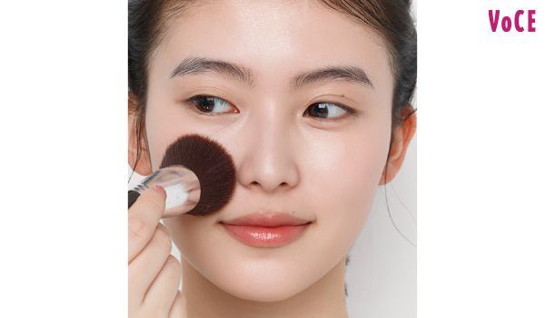 湿度ありパウダーを毛穴に入れ込むようにブラシ付け