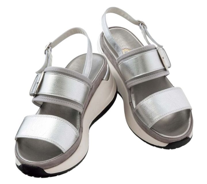 サンダル〔H6.5㎝〕¥36,300／銀座ヨシノヤ