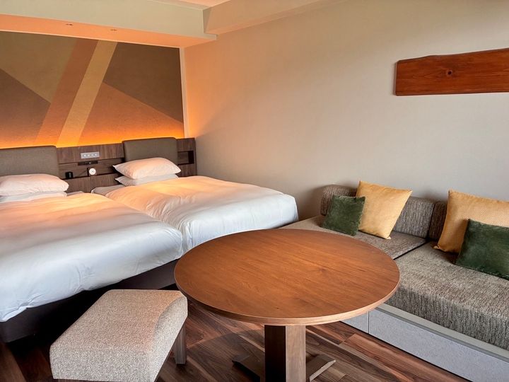 アースカラーでまとめられた客室