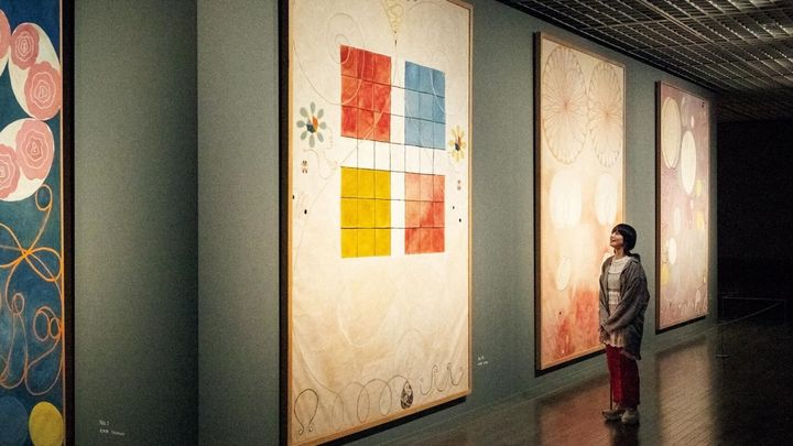 ヒルマ・アフ・クリントの作品を鑑賞する脇田あすか