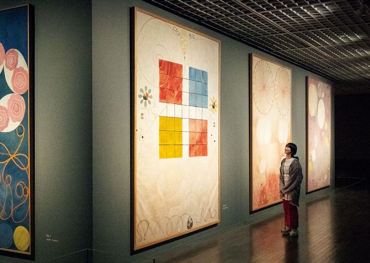 ヒルマ・アフ・クリントの作品を鑑賞する脇田あすか