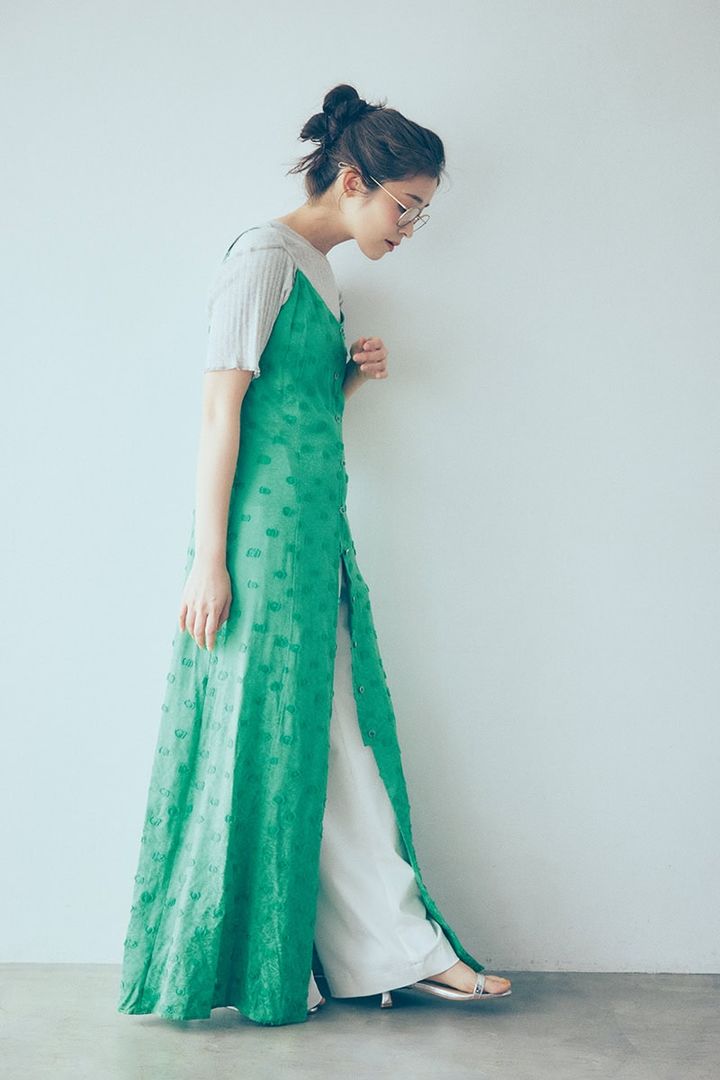 スリット越しにパンツがのぞく躍動感あるモダンな装い