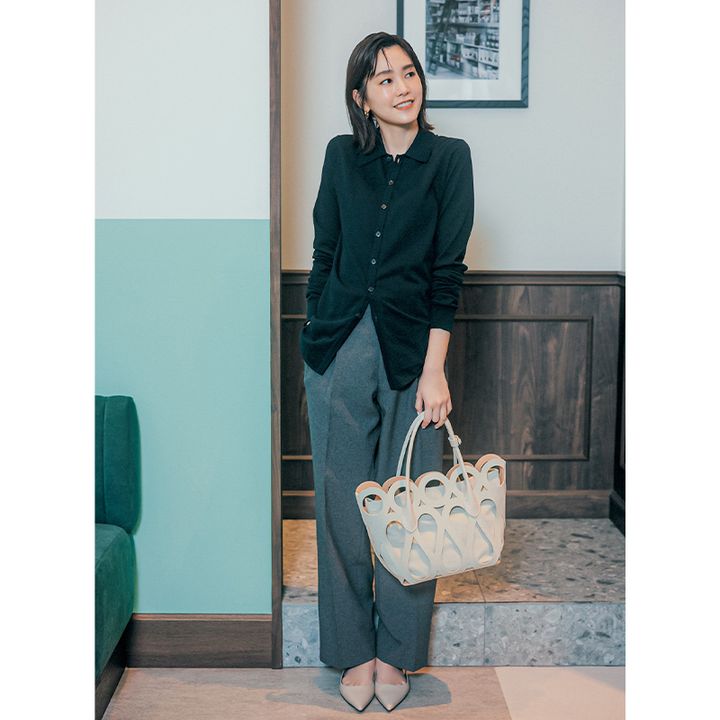 オーラリーのポロニットとグレースラックスにベージュの抜け感のあるトートバッグとパンプスを合わせた桐谷美玲さん