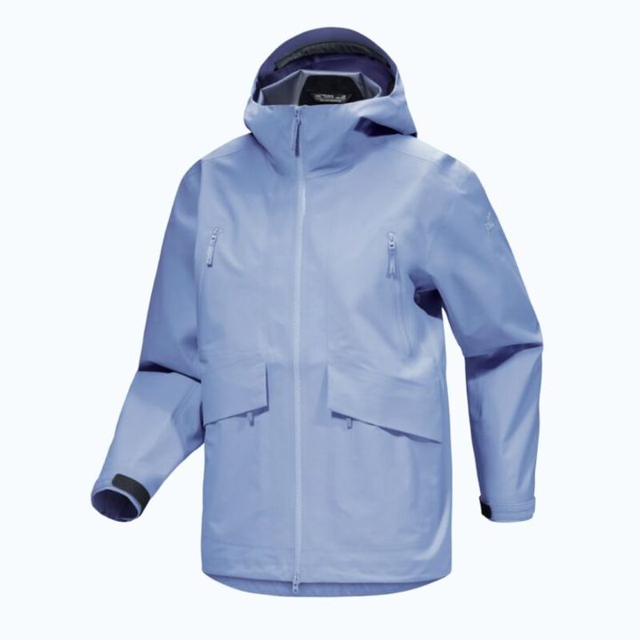 アークテリクスのゴアテックスジャケット。防水・透湿性と防風性に優れ、キレイ色とボックスシルエットでタウンユースにもマッチ