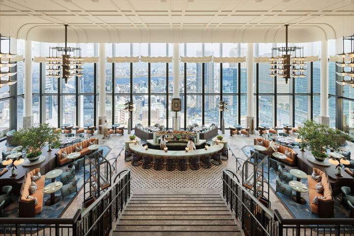 象徴的なラウンジ＆バー「ピーコック・アレー」。開放的な吹き抜けとアールデコ様式のインテリアが非日常へと誘う。