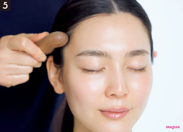 乾燥、たるみ、くすみも即解消！ 人気俳優もご指名、岡野瑞恵さんがメイクルームで実践する“お支度”_17