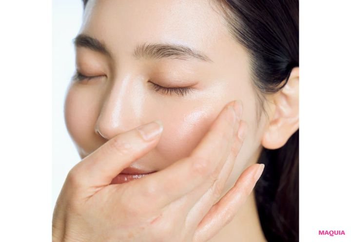 乾燥、たるみ、くすみも即解消！ 人気俳優もご指名、岡野瑞恵さんがメイクルームで実践する“お支度”_11