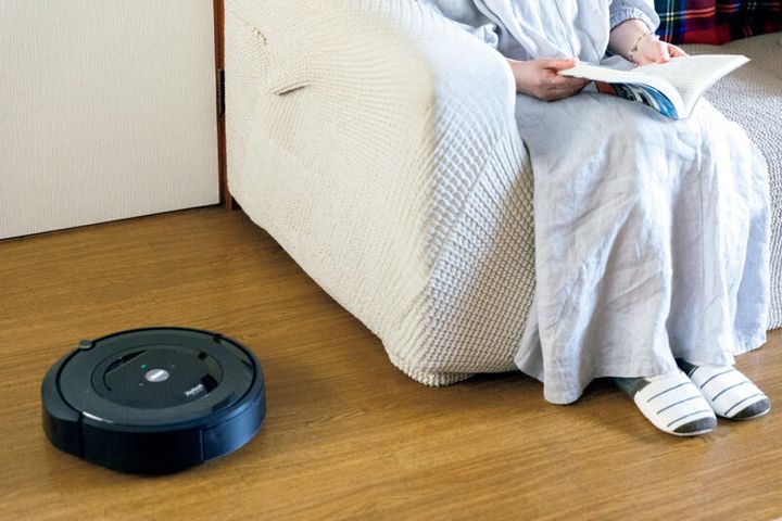 ロボット掃除機は約６年前から愛用。 ボタン１個で全部やってもらえて本当に助かっています。