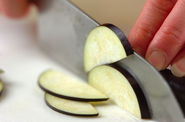 ナスとミョウガのみそ汁の作り方1