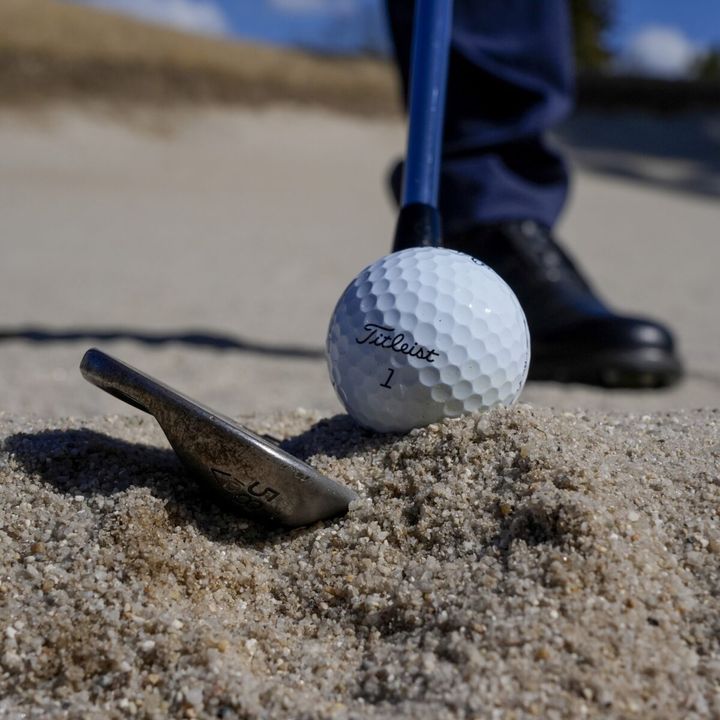 バンカーからのアプローチ、失敗してない？コツはヒザの高さにあり