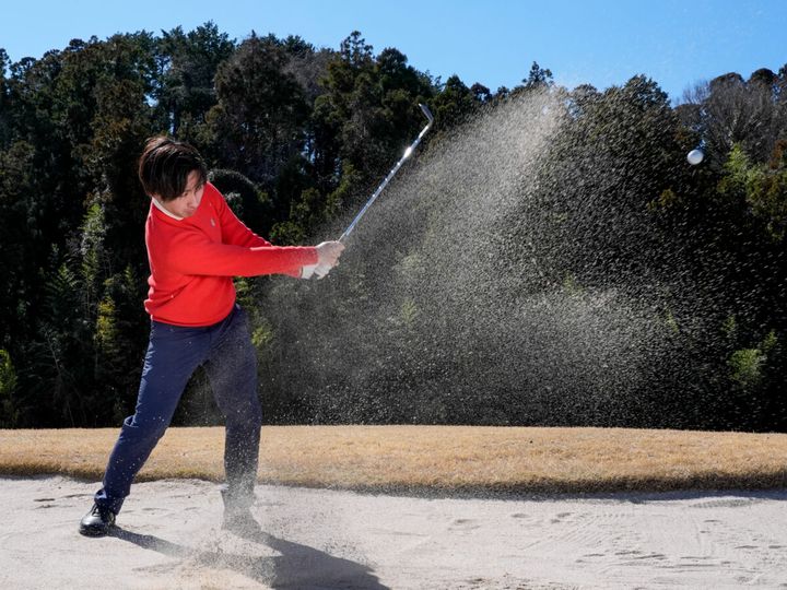 バンカーからのアプローチ、失敗してない？コツはヒザの高さにあり