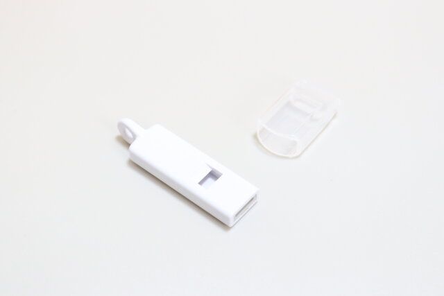 セリア 衛生的に携帯できるキャップ付ミニホイッスル デザイン