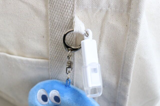 セリア 衛生的に携帯できるキャップ付ミニホイッスル 持ち運び バッグ