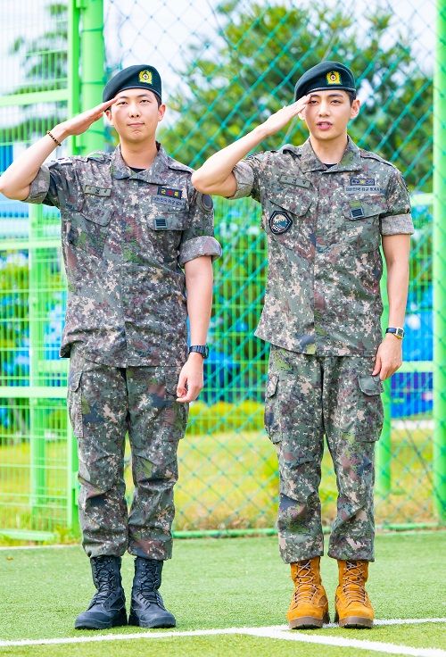 6月10日、除隊したRM（左）とV