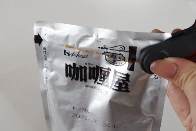 ダイソーのレトルトしぼりandカッターはパウチの中身を無駄なく取り出せる