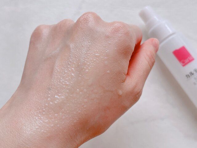 カルテHD モイスチュアミストローション 手の甲に吹き付ける