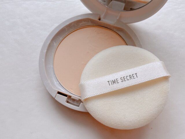 タイムシークレット ミネラル薬用プレストパウダー ライトオークル コンパクトの中身