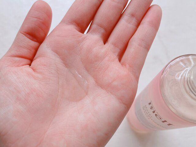 melt モイストコンディショニングウォーター 手の平に出す