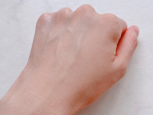 タイムシークレット ミネラル薬用プレストパウダー ライトオークル 手の甲に付ける