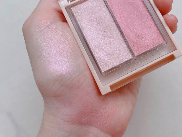 セザンヌ フェイスグロウカラー 03 ロマンスグロウ 手の平に付ける