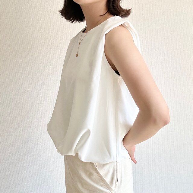 GU バブルヘムプルオーバー（ノースリーブ）+E OFF WHITE Mサイズ 着用