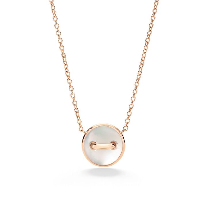 愛らしいピンクカラーのチューライトを配したモチーフの背面には、艶やかなホワイトマザーオブパールがあしらわれている