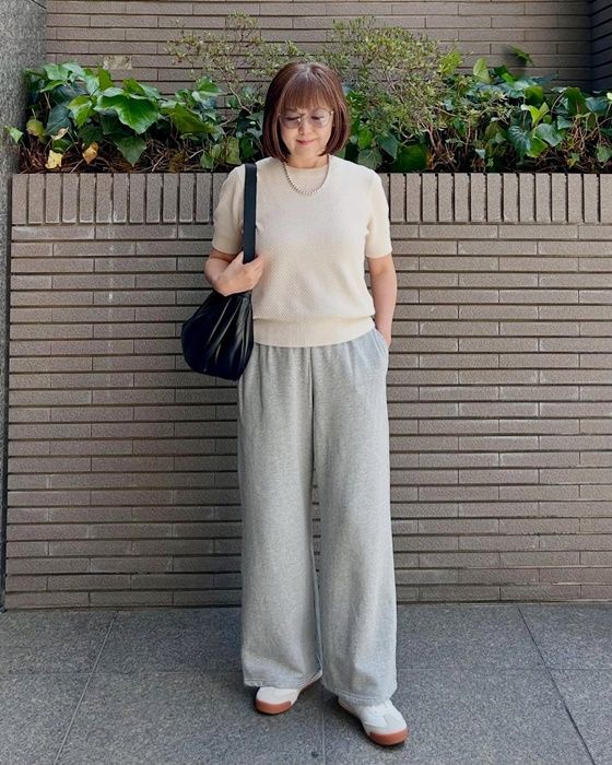 UNIQLO and COMPTOIR DES COTONNIERSのオフホワイトの「コットンポップコーンクルーセーター」×スウェットワイドパンツ