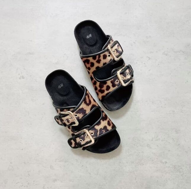 ヒョウ柄のサンダル