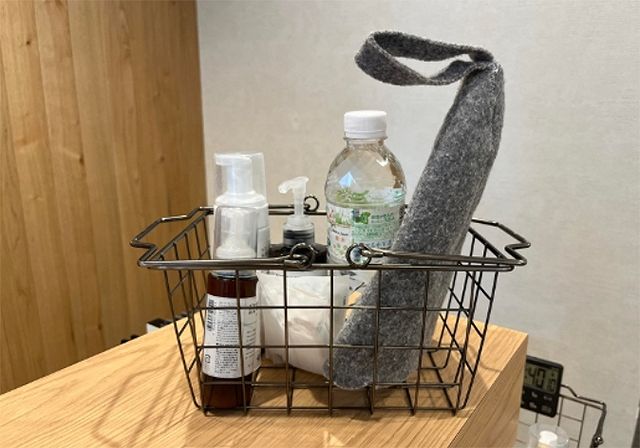 サウナで使用するものが一式入ったカゴ