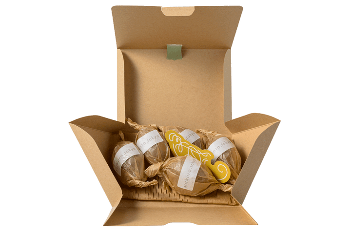 焼き菓子専用ボックスに入った〈sarkara〉のレモンケーキ