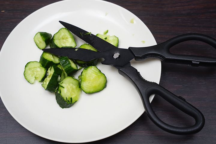 キュウリはキッチンバサミでカットするのをおすすめできない野菜ですが、意外と2つのハサミの違いが感じられて興味深かったのです。