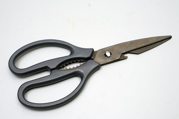 店頭でみかけて、ずっと気になっていた「チタンコートマスター はずせるキッチンハサミ」。キャンドゥのキッチンバサミとしてはもっとも高い税込550円です。