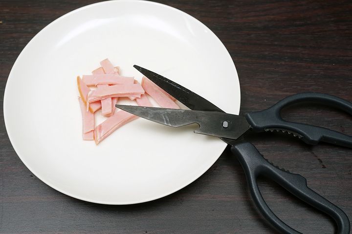 スライス済みのロースハムをカットする作業は、包丁ではなくキッチンバサミで十分だと感じました。違いは使い勝手といえます。