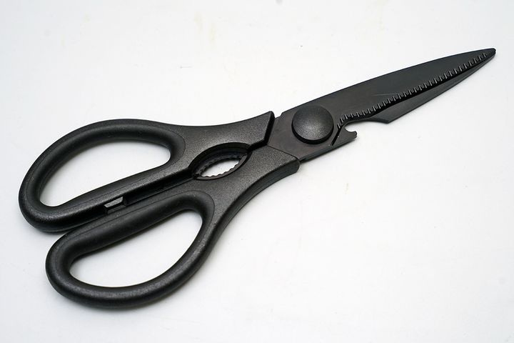 スタンダードプロダクツで税込550円の「分解式キッチンハサミ（チタンコート）」。色やデザインはこちらのほうが洗練されているように感じます。