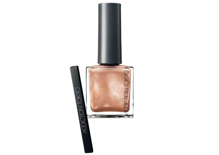 ザ マグネット ネイルポリッシュ 001MG Sandy Vanilla、マグネット スティック（ともにアディクション ビューティ） 