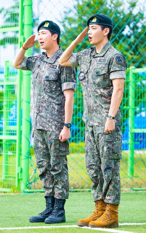 6月10日、除隊したRM（左）とV