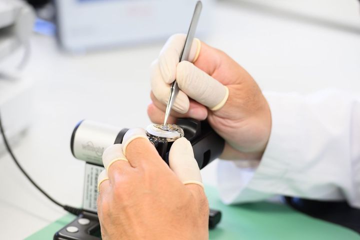 ブランドのカスタマーサービス部門と同じ施設にあることから、現役技術者の仕事を間近で見ることができる。