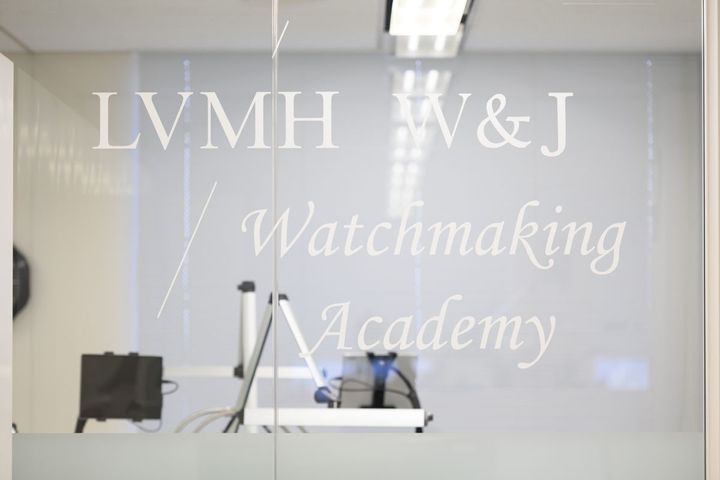 「世界に通用する時計修理技能士の育成」をミッションに掲げている。