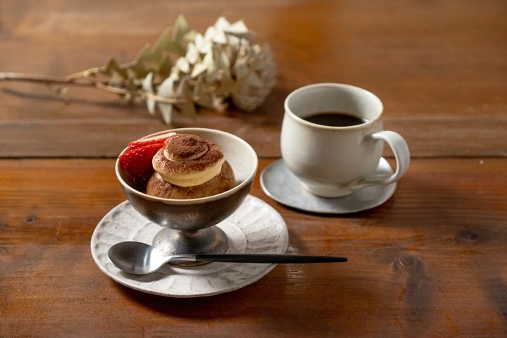 （左から）「ババ・オ・カフェ」600円 、「ホットコーヒー ブレンド“瑠璃”」600円