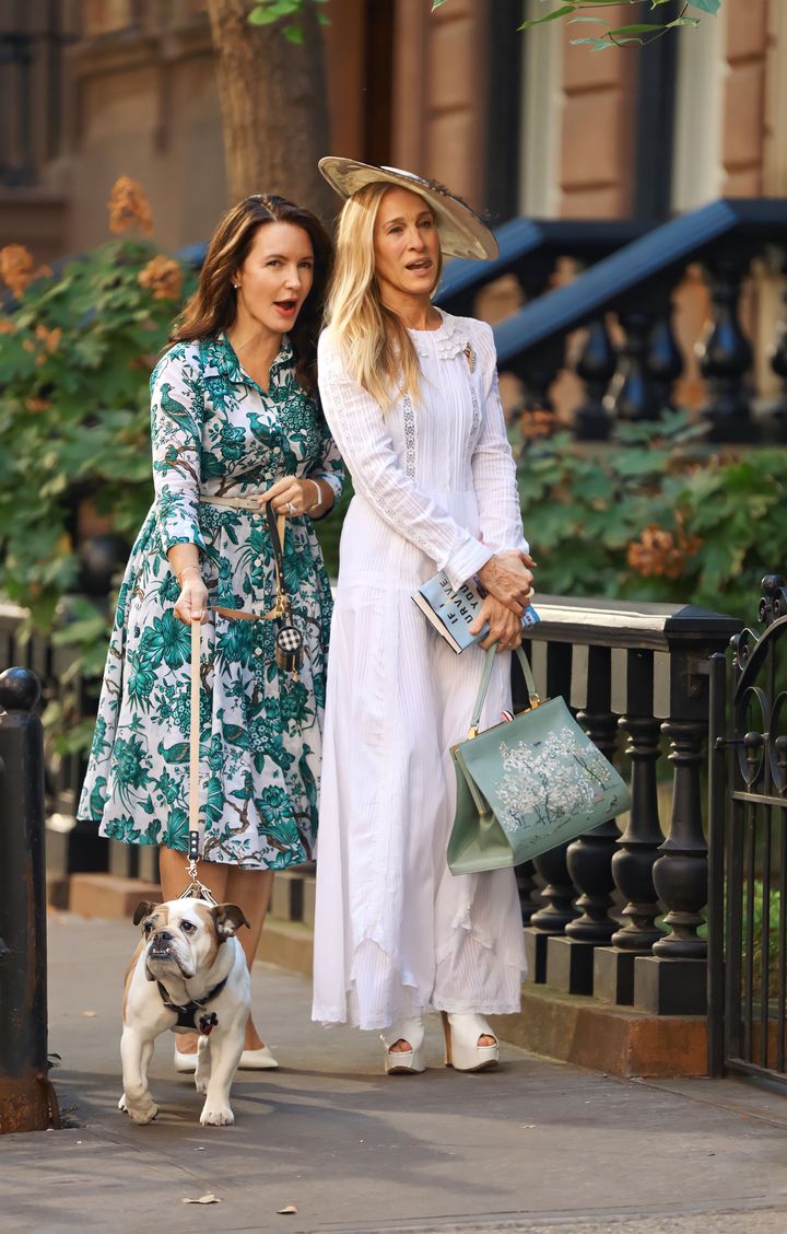 『AND JUST LIKE THAT... / セックス・アンド・ザ・シティ新章』撮影中のクリスティン・デイヴィスとサラ・ジェシカ・パーカー。